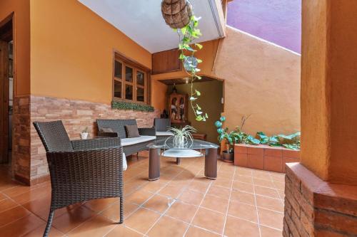 a patio with chairs and a table and some plants at Charming 2-Bedroom Retreat in Lomas de Bezares in Mexico City
