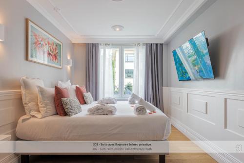 a large bed in a room with a window at Au 30 Lille Centre Grand Palais in Lille