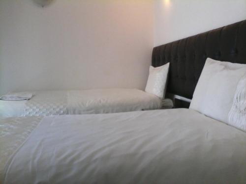 Una cama o camas en una habitación de The Place Apartments