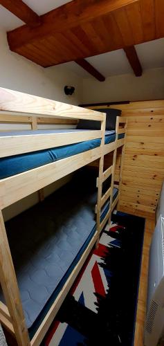 - 2 lits superposés dans une chambre avec plafond dans l'établissement Le Georgina Cauterets, à Cauterets