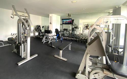 una palestra con diversi tapis roulant e uno specchio di Anah Playa Luxury Penthouses and Apartments a Playa del Carmen