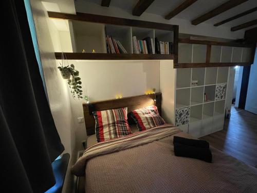 ein Schlafzimmer mit einem Bett mit einem hölzernen Kopfteil in der Unterkunft Appartement lac et montagne in Gérardmer