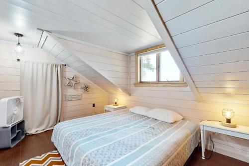 Postel nebo postele na pokoji v ubytování Dark Harbour Cottage