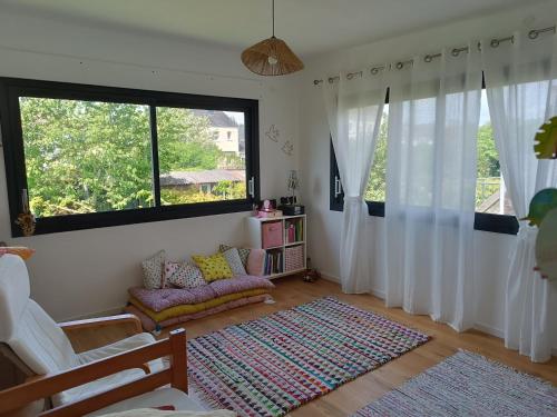 un salon avec un canapé et une grande fenêtre dans l'établissement Chez Agathe et Mathieu, au Mans