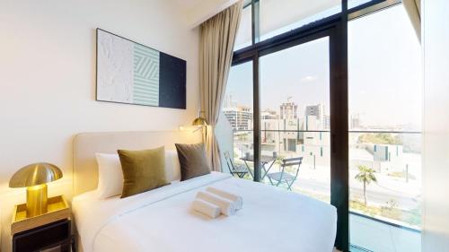 Ένα ή περισσότερα κρεβάτια σε δωμάτιο στο Azizi Riviera 29 - Aesthetic Studio in Meydan