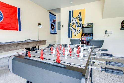 Herní místnost v ubytování Game Room Fenced backyard Sleeps 10 Fire Pit