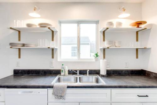Kuchyň nebo kuchyňský kout v ubytování Walnut St, Charming, 3bed, 2bath