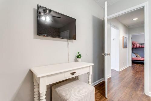 TV a/nebo společenská místnost v ubytování Walnut St, Charming, 3bed, 2bath
