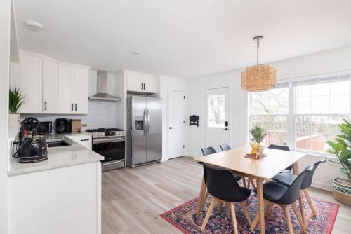 Η κουζίνα ή μικρή κουζίνα στο Immaculate Sleeps 8 Fire pit Grill Fam Amenities
