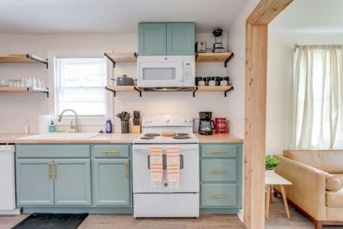 マーフリーズボロにあるBoho Boro 1 bath 2 bed 3 min to MTSUのキッチン(青いキャビネット、白いコンロ付)