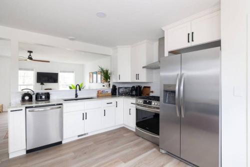 Η κουζίνα ή μικρή κουζίνα στο Immaculate Sleeps 8 Fire pit Grill Fam Amenities
