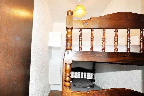 un escalier en bois avec un chapeau dans l'établissement Vue mer au Barcarès - Marché de Noël à pied, au Barcarès