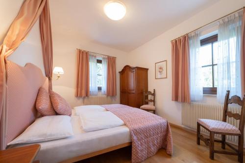 Кровать или кровати в номере Apartments Schloss Paschbach