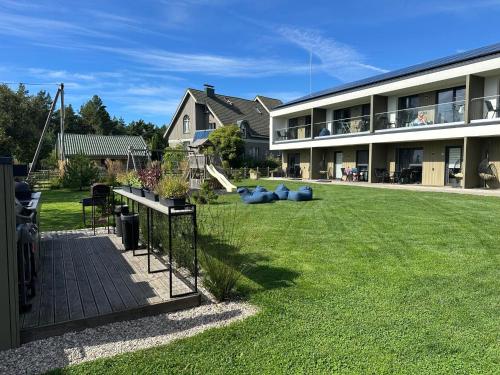 a yard of a house with a lawn sidx sidx sidx at Jūros 40 in Šventoji
