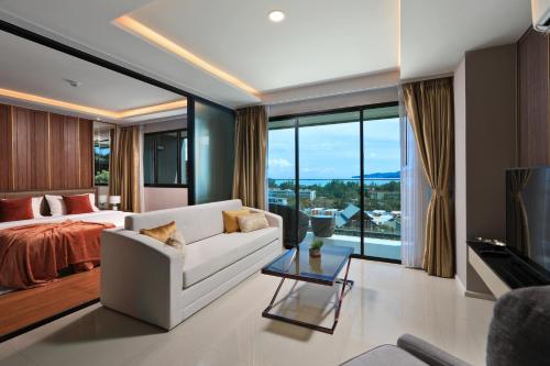 Postel nebo postele na pokoji v ubytování 3 bdr SeaView Apartment walking to Surin Beach by CapitalPro