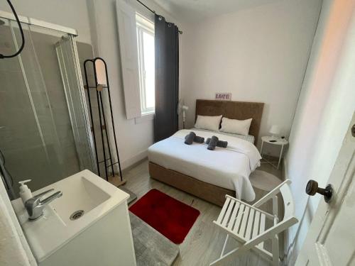 a small bedroom with a bed and a sink at Guesthouse Franco in Porto