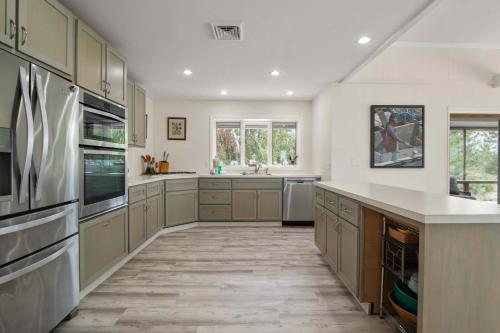 Køkken eller tekøkken på Private Beach with Incredible Views on Lt Island