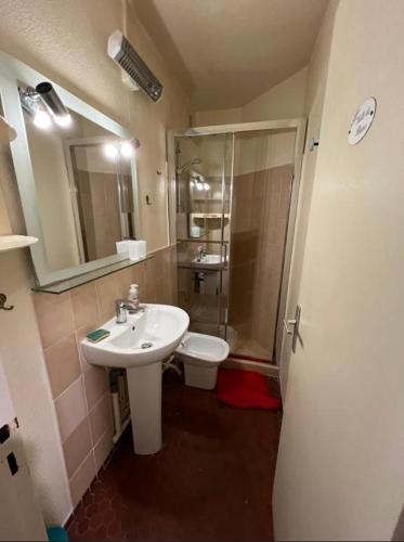 une salle de bain avec un lavabo, une douche et des toilettes dans l'établissement Appart RDC T3 proche plage accessible à pieds, au Barcarès