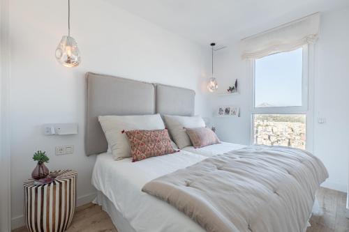 Malaga Skyline 8 Pool & Parking Free