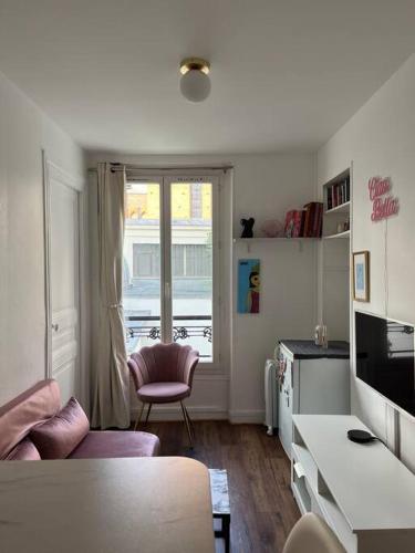 un salon avec un canapé et une table dans l'établissement Joli & cosy 2 pièces à Paris, à Paris
