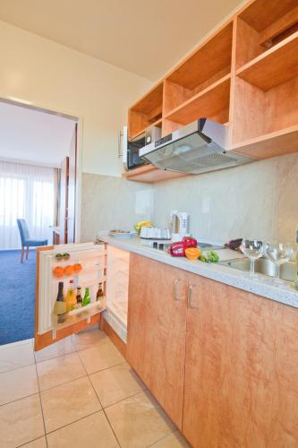 a kitchen with wooden cabinets and a counter top at Apartment-Hotel Hamburg Mitte in Hamburg