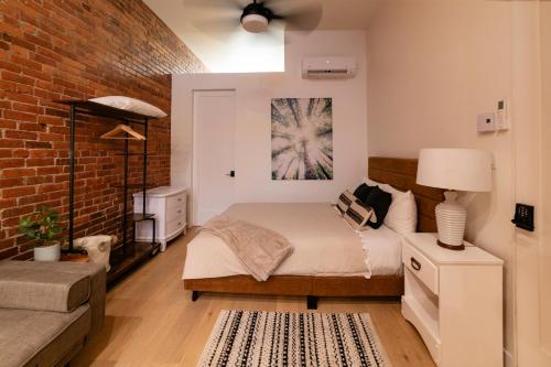 Χώρος καθιστικού στο Stylish Downtown Apartment In Grand Forks, Bc