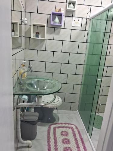 a bathroom with a green sink and a toilet at Apartamento no Costão do Pântano do Sul in Florianópolis