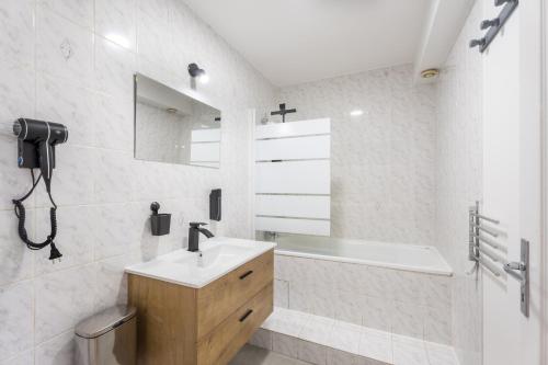 Photo de la galerie de l'établissement Chambre Jessy 20m - 2 SDB - Balcon - WIFI - Park, à Joeuf