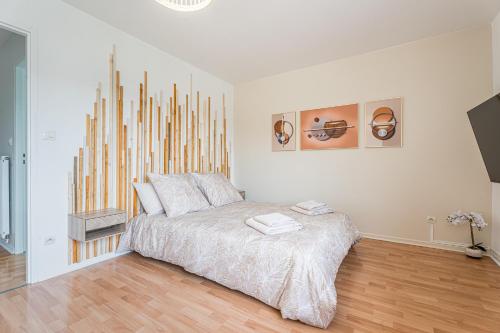 Photo de la galerie de l'établissement Chambre Jessy 20m - 2 SDB - Balcon - WIFI - Park, à Joeuf