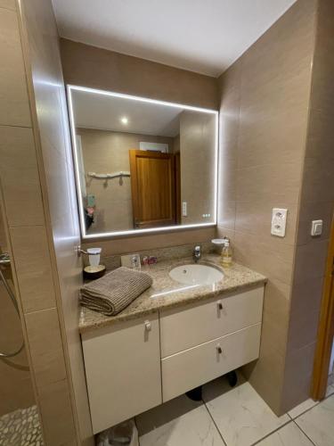 une salle de bain avec un lavabo et un miroir dans l'établissement Résidence des Sables d'Or, à La Croix-Valmer