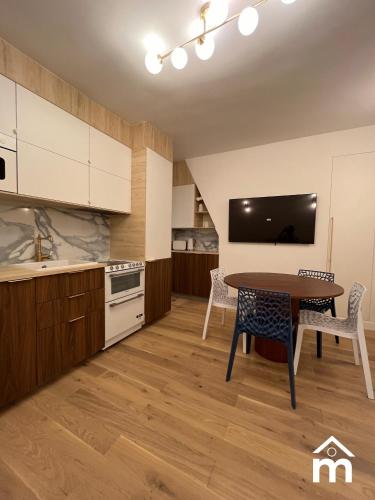 une cuisine avec une table et une salle à manger dans l'établissement Paris Marais Saint Paul by Melvane, à Paris