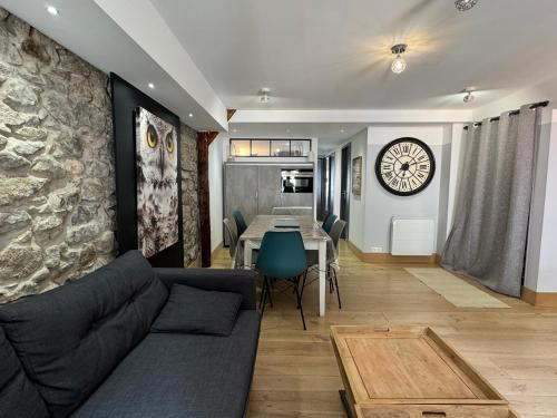 un salon avec un canapé et une table dans l'établissement Le GranD DuC, à Cauterets