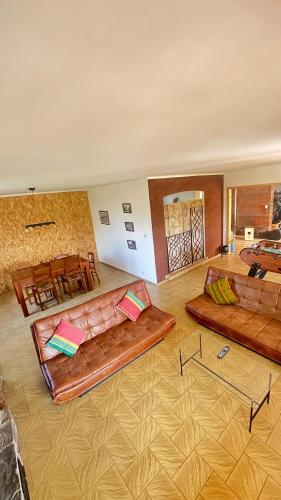 un salon avec deux canapés et une table dans l'établissement Grande villa catalane dans parc aux oliviers, à Ortaffa