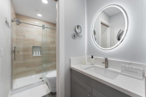 Ένα μπάνιο στο Searenity Suite- Peekaboo Ocean view 1 min walk to Beach