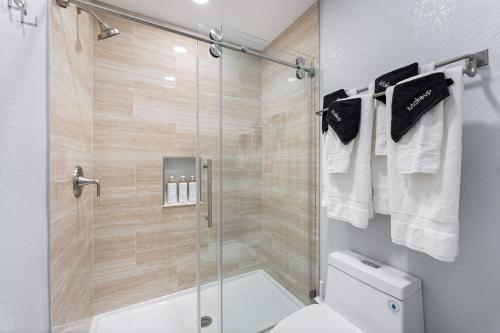 Ένα μπάνιο στο Searenity Suite- Peekaboo Ocean view 1 min walk to Beach