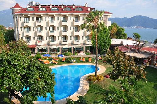 Bazén v ubytování Hotel Mutlu nebo v jeho okolí