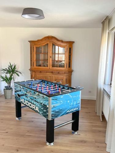 a ping pong table in the middle of a room at Gemütliches Einfamilienhaus in Espelkamp-Mittwald