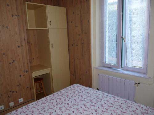 - une chambre avec un lit et une fenêtre dans l'établissement Résidence Le Castel Médicis, à Le Mont-Dore