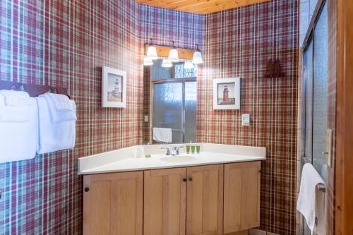 a bathroom with a sink and a mirror at Grand Superior Lodge in Castle Danger