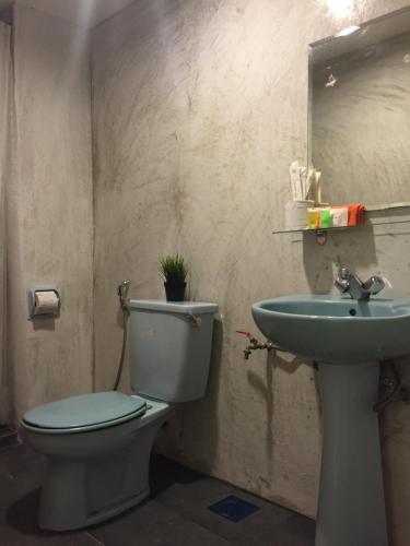 La salle de bains est pourvue de toilettes et d'un lavabo. dans l'établissement The Forum Kuala Lumpur, à Kuala Lumpur
