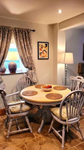 Posezení v ubytování Stylish 2-BR cottage near Mousehole - garden and and parking