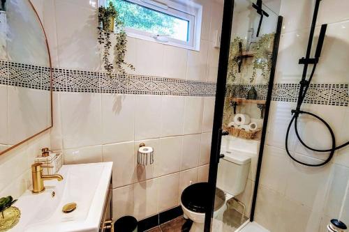 Koupelna v ubytování Stylish 2-BR cottage near Mousehole - garden and and parking
