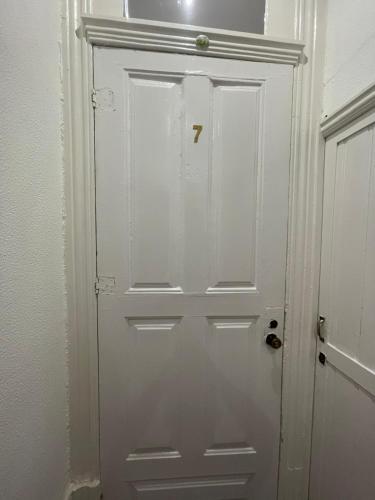 a white door with a number seven on it at Guesthouse Franco in Porto