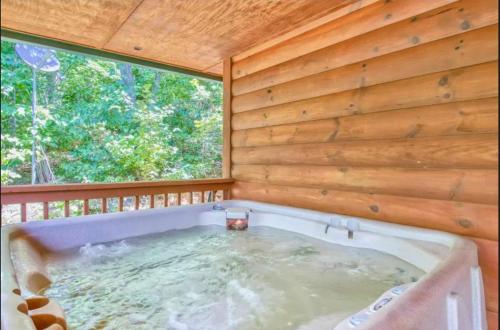 una vasca da bagno in una stanza con una grande finestra di The Great Escape a Bryson City