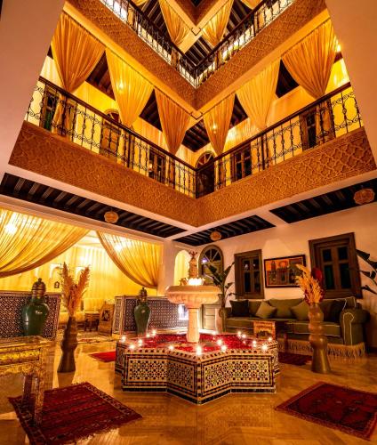 a living room with a table in the middle of a room at Riad Hamdane Rooftop & SPA in Marrakesh