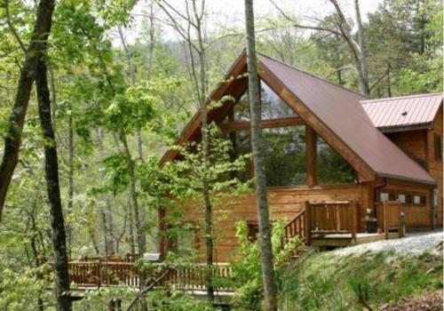 a log cabin in the woods at White Tail Hollow in Roundhill