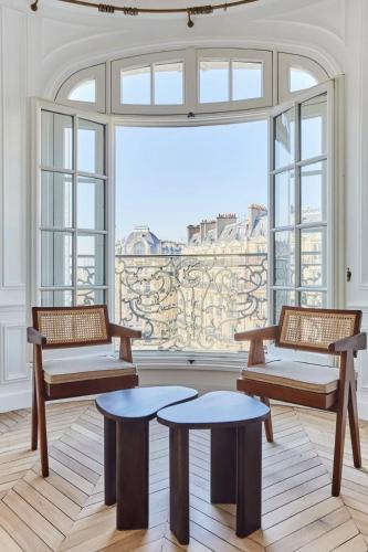 une chambre avec trois bancs et une grande fenêtre dans l'établissement Luxueux Appartement familial 5 BD, Parc Monceau, à Paris