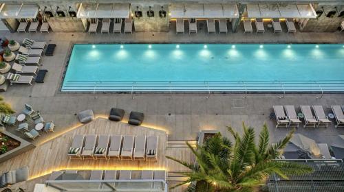 Бассейн в Glamorous Getaway in Hollywood или поблизости