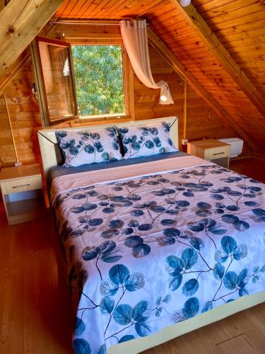 Un dormitorio con una cama en una cabaña de troncos en Amazing &Magic houses- Ada Bojana, en Gornji Štoj
