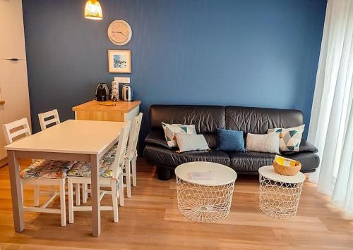 un salon avec une table et un canapé dans l'établissement L'Escale - proche du port et des commerces, 4 personnes, à Sainte-Marine